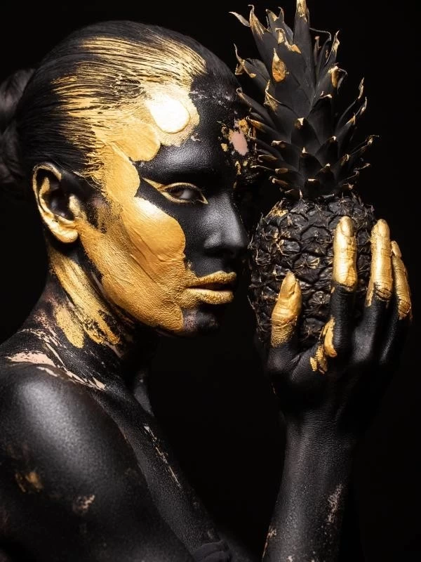 Mujer y piña Black and Gold
